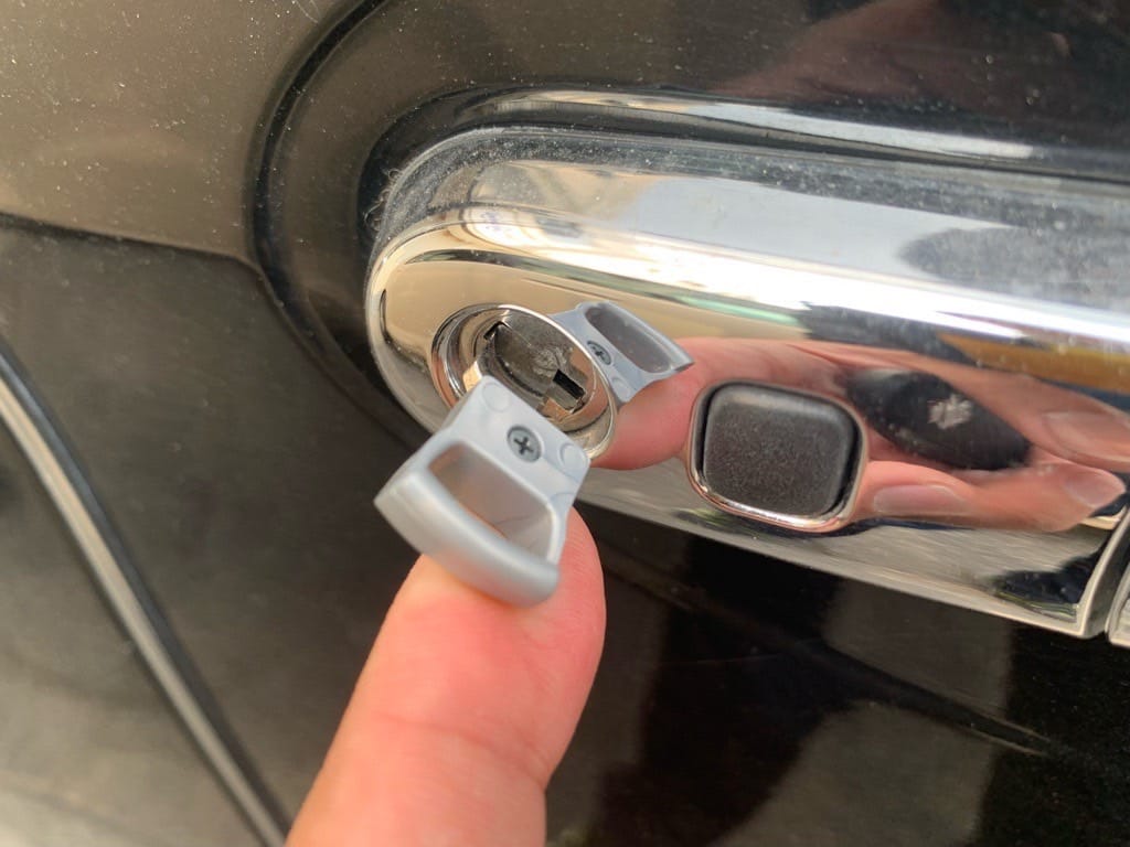 作製したスズキスペーシアのメカニカルキーをドアシリンダーに挿している