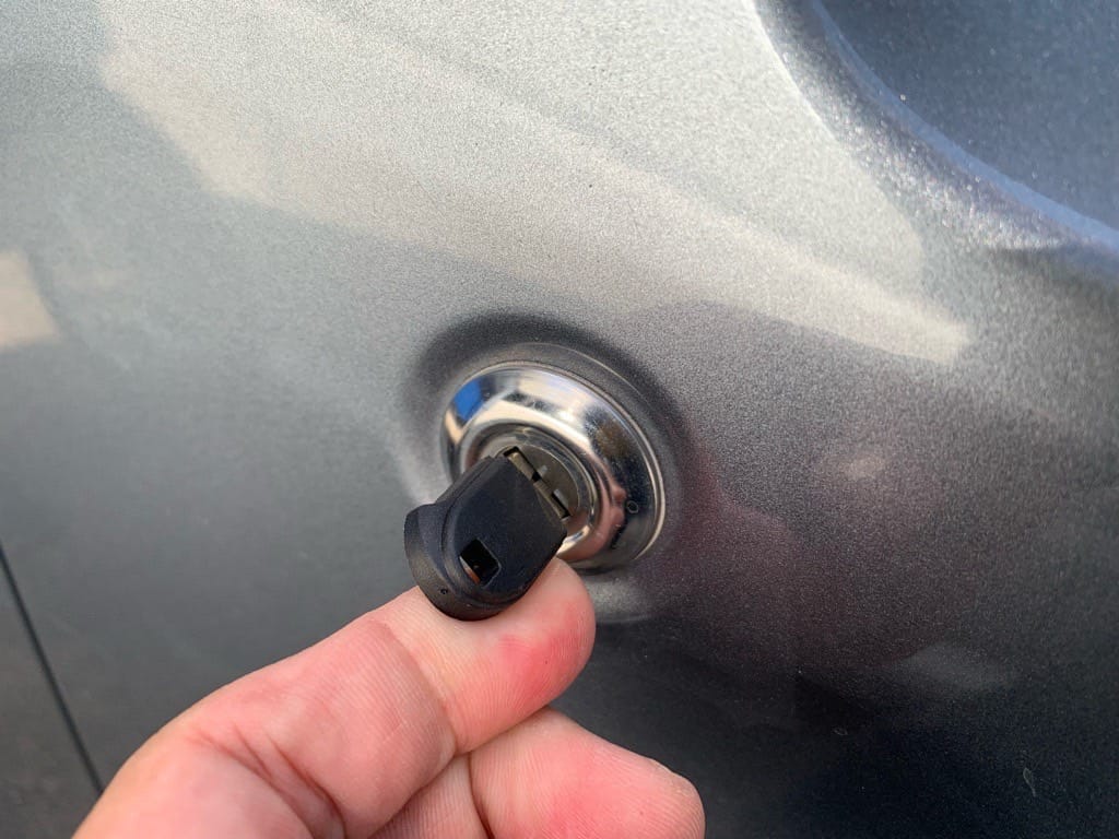 作製したムーヴのメカニカルキーをドアシリンダーに挿している