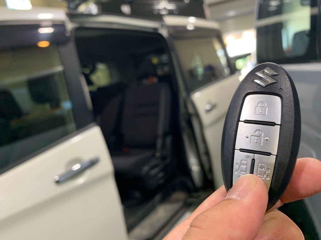 登録したスズキランディのスマートキーを手に持っている