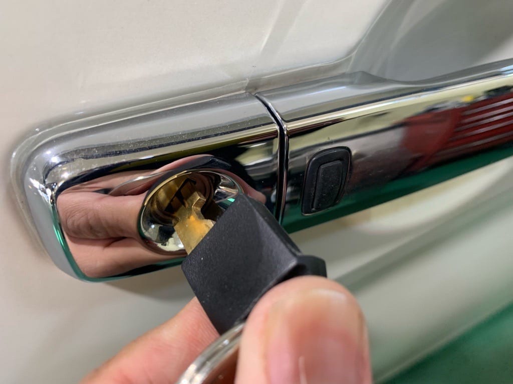 作製したスズキランディのメカニカルキーをドアシリンダーに挿している