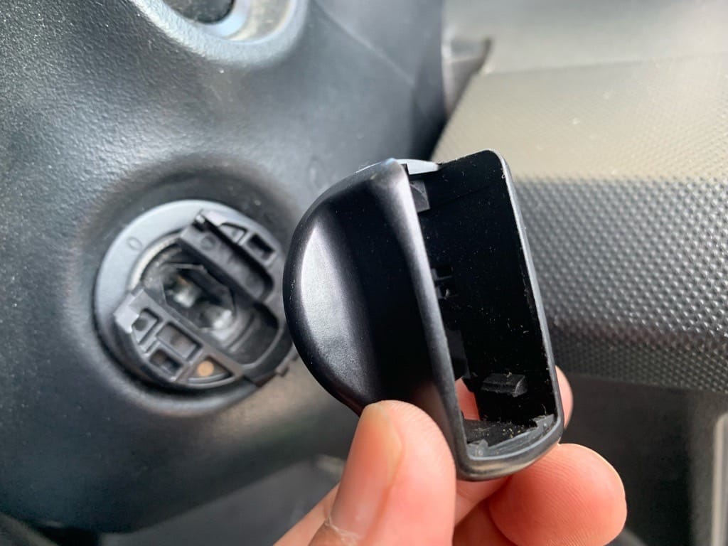 ツイストノブを外すとイグニッションシリンダーが現れます