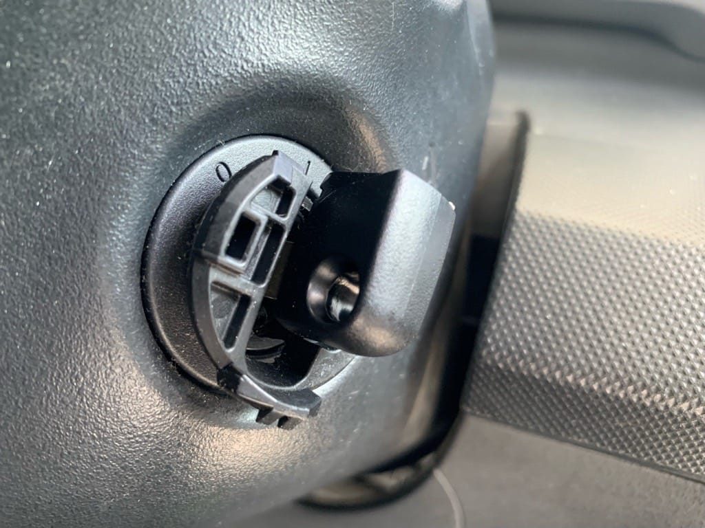 メカニカルキーがイグニッションシリンダーにささっている