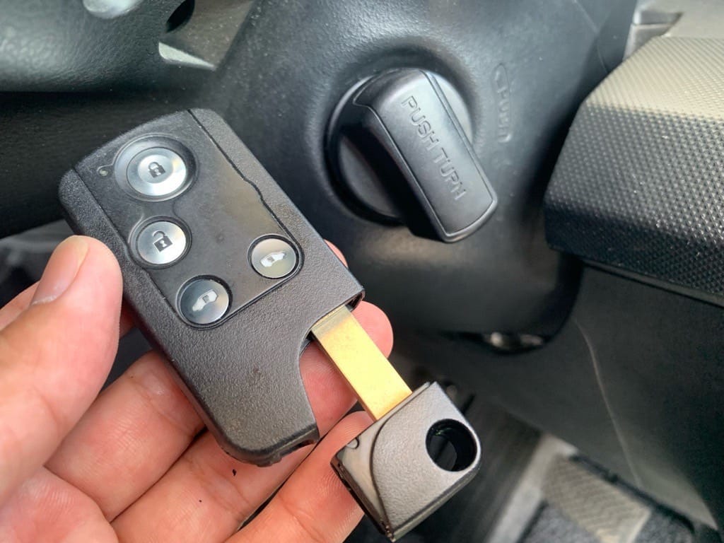 スマートキーにメカニカルキーを収納