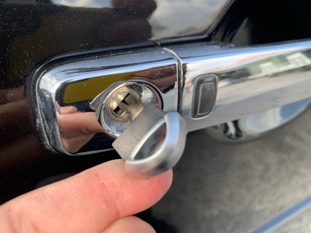 作製した日産エルグランドのメカニカルキーをドアシリンダーに挿している