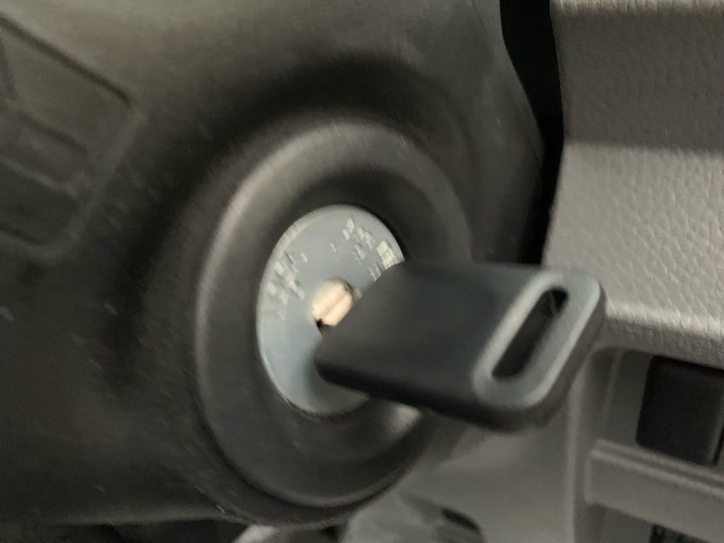 作製した日産キャラバンの鍵をイグニッションシリンダーに挿している