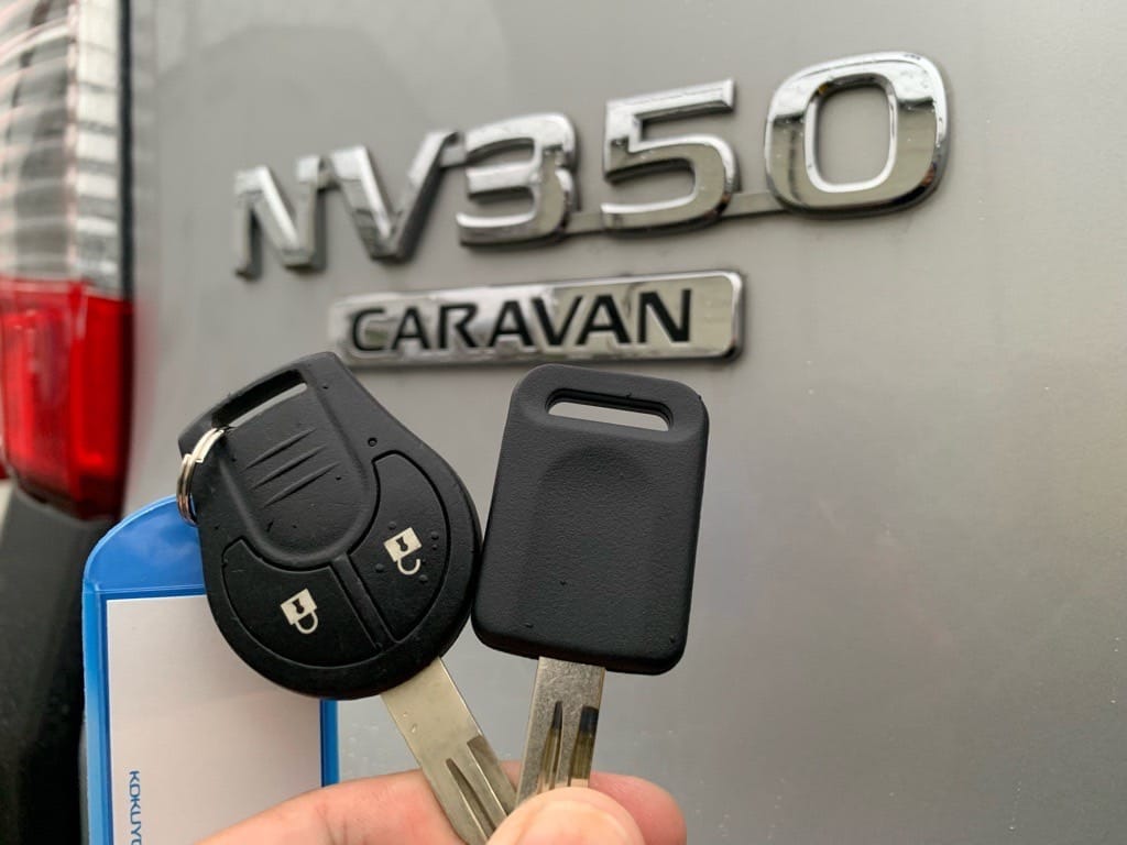 作製した日産キャラバンの鍵を手に持っている