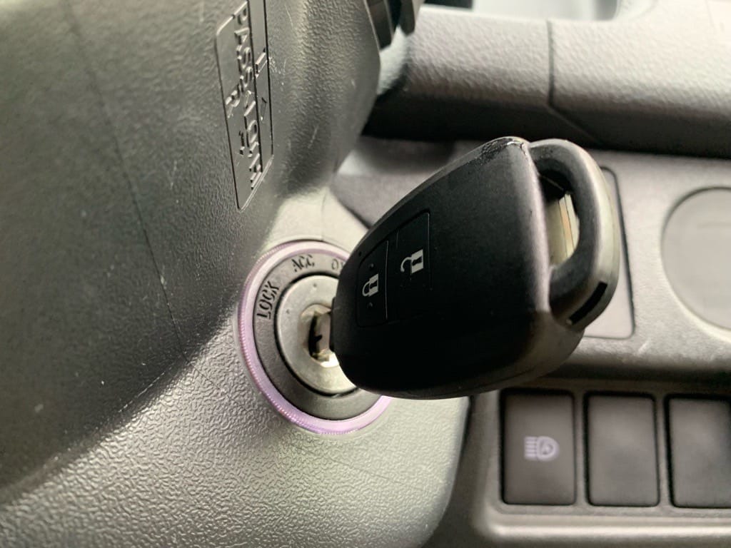 作製したトヨタレジアスエースのリモコンキーを鍵穴に挿している