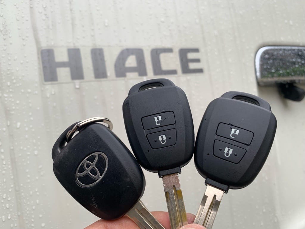 三本のトヨタレジアスエースのリモコンキー