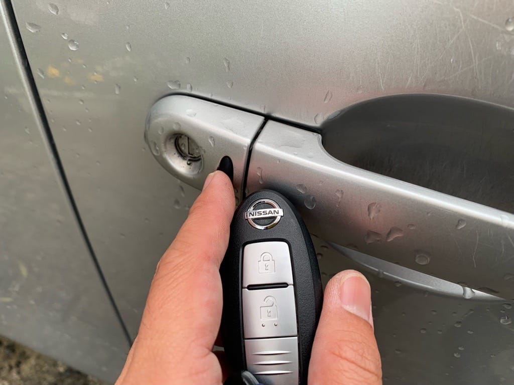 登録した日産のノートのスマートキーでドアを開ける
