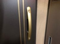 個人玄関ドアについているのはMIWAの2ロックプッシュプル錠