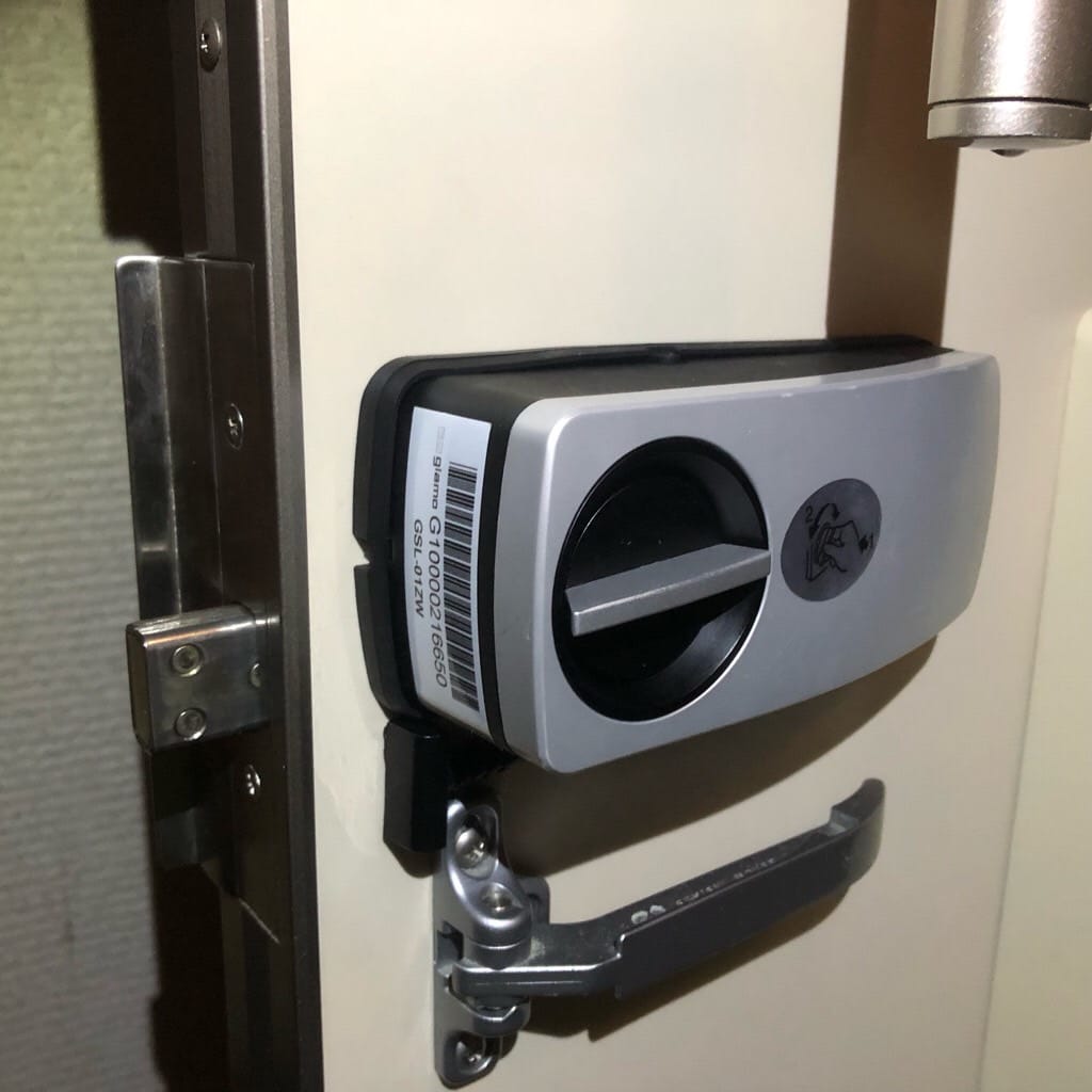 内側の電子錠
