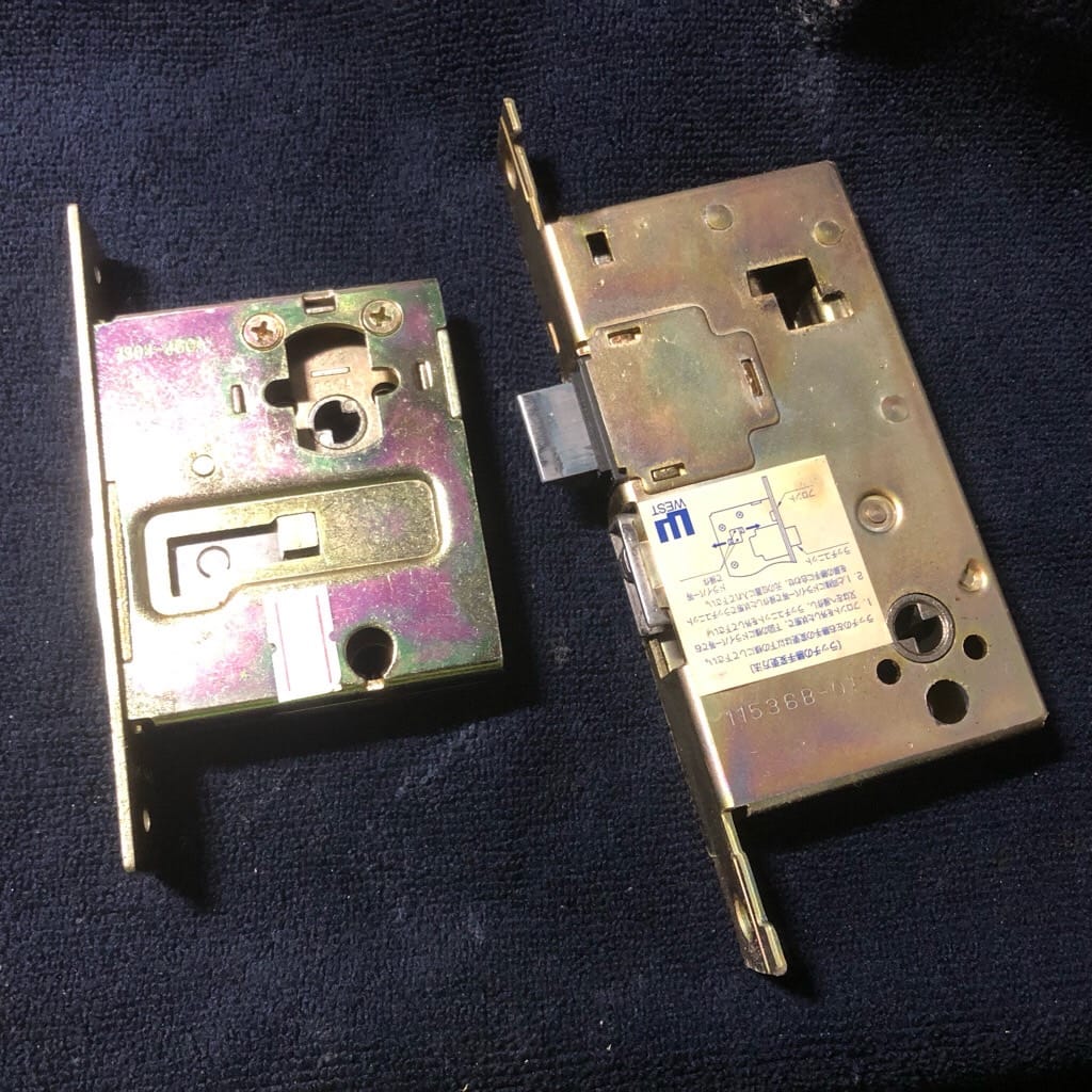 扉から取り外したケースロック