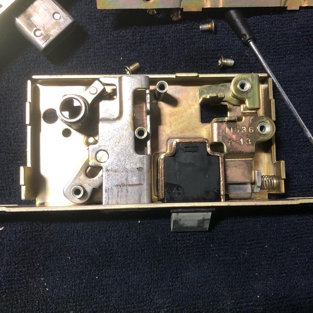 修理するため分解したケースロック