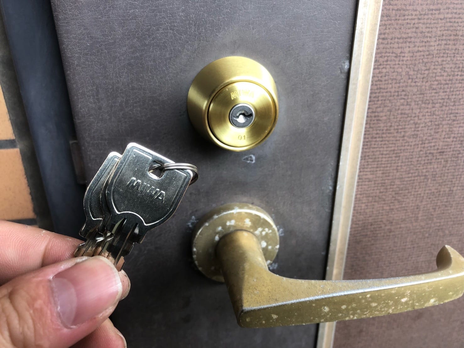 付属の純正キー3本を手に持っている