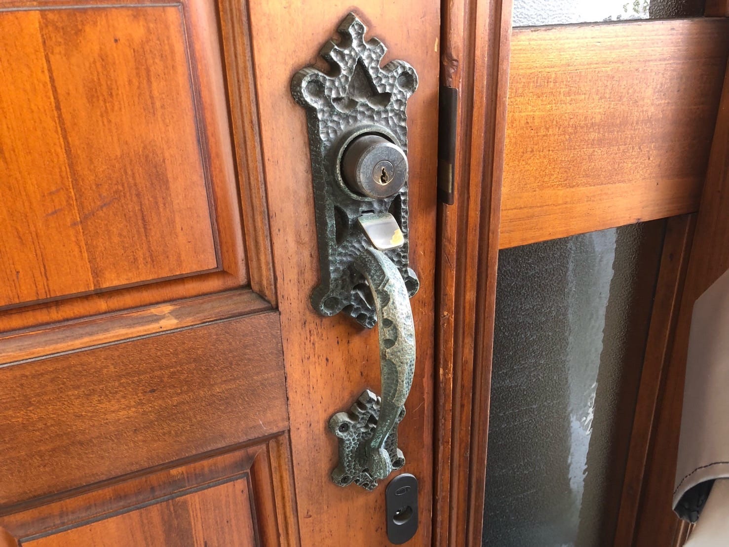 鍵交換のご依頼をいただいた玄関ドアにはサムラッチ錠が取り付けられている