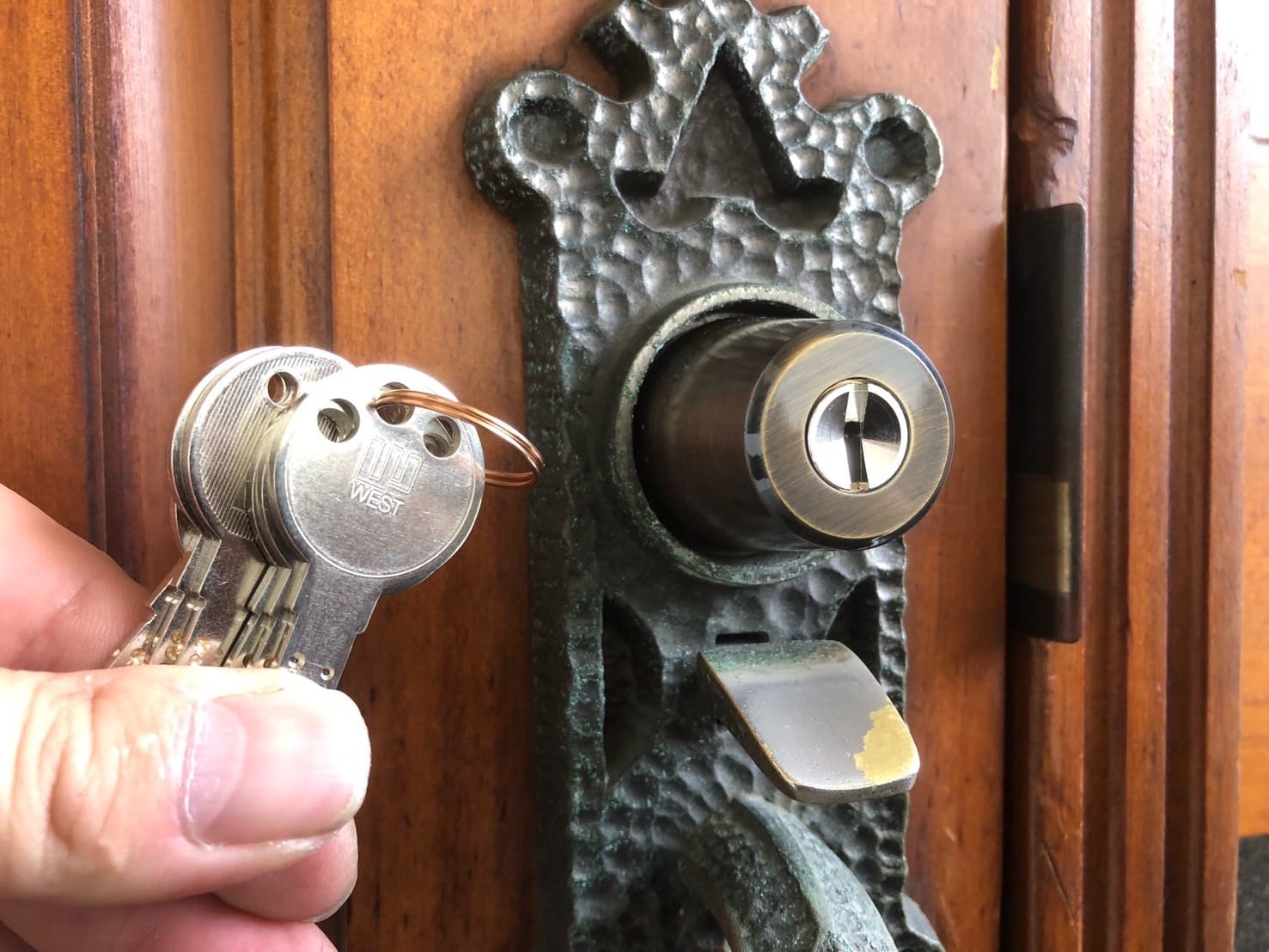 ディンプルシリンダーへ交換、シリンダーの前で付属の鍵を手に持っている