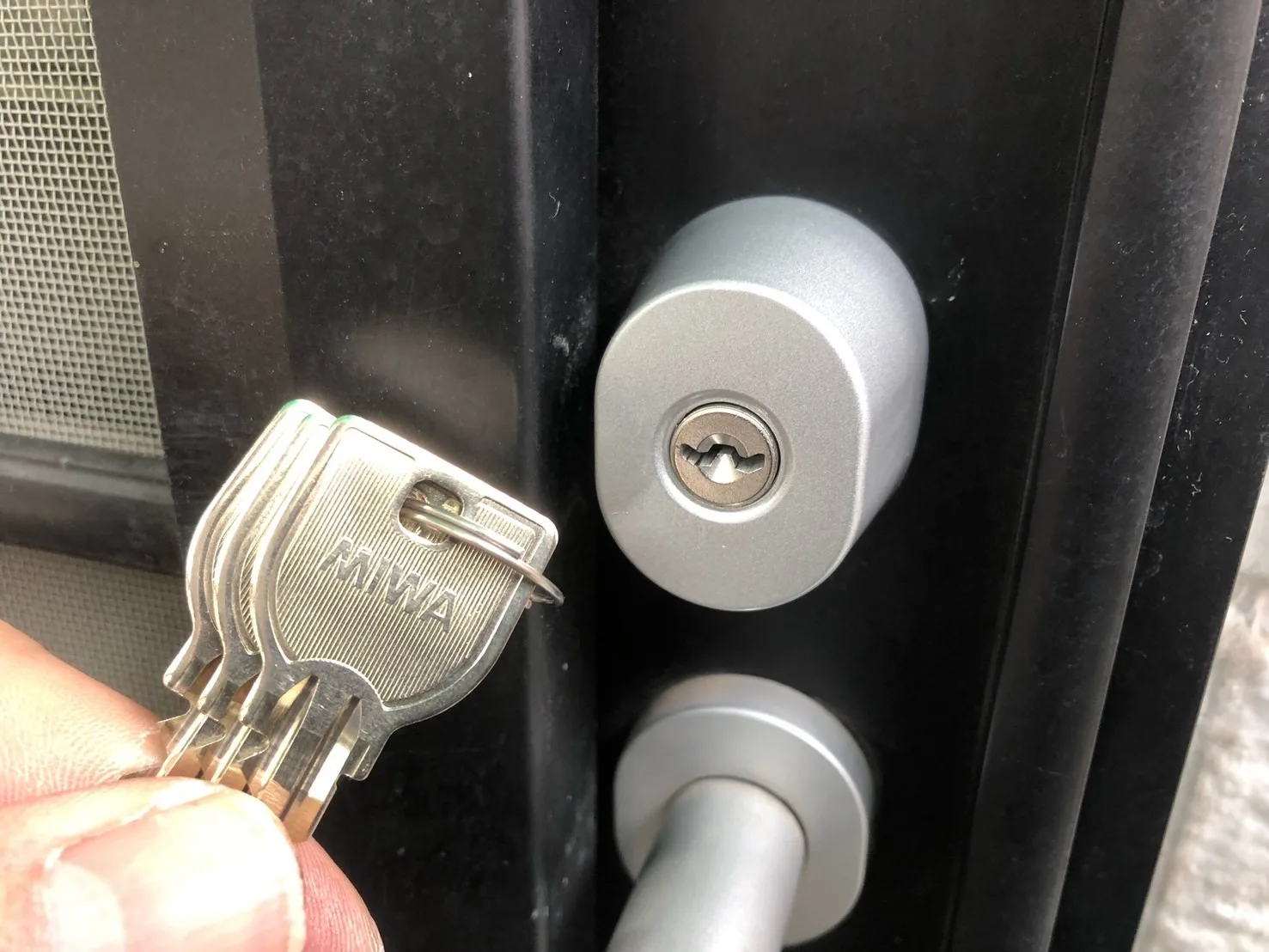【急募】玄関の鍵開けてください 玄関ドアの鍵｜開け閉めに違和感があるときの対処法｜広島鍵屋