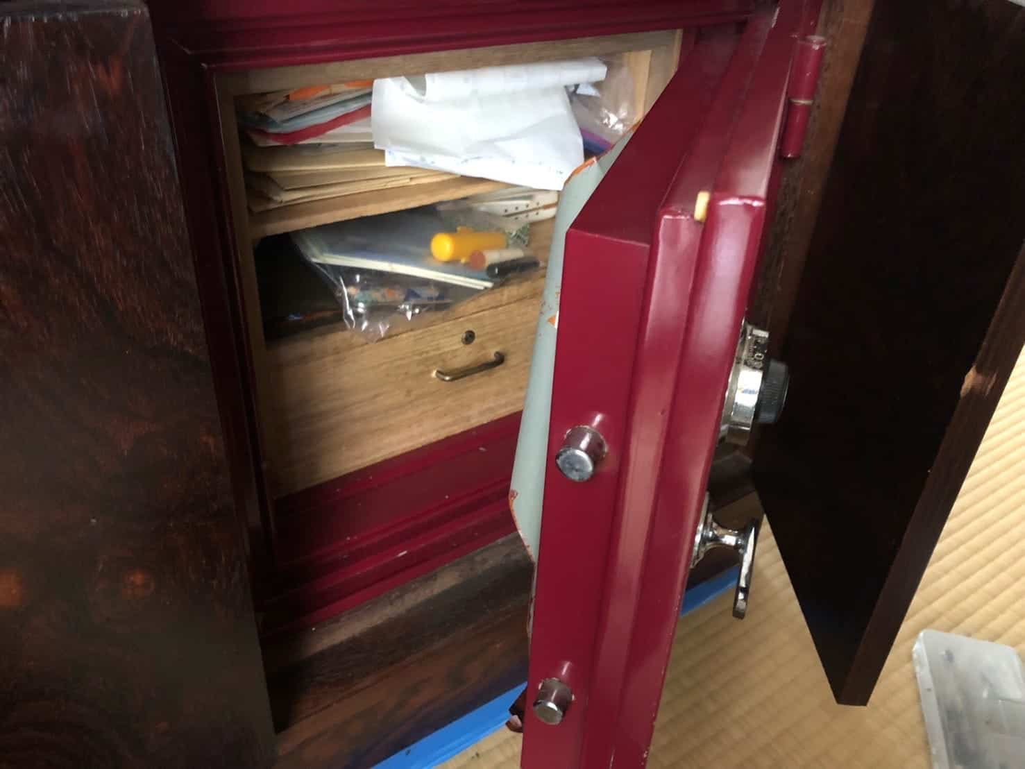 開いた家庭用金庫