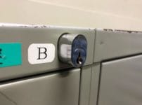 鍵穴を押し込むことで施錠できるプッシュプル錠タイプ。こちらを解錠します