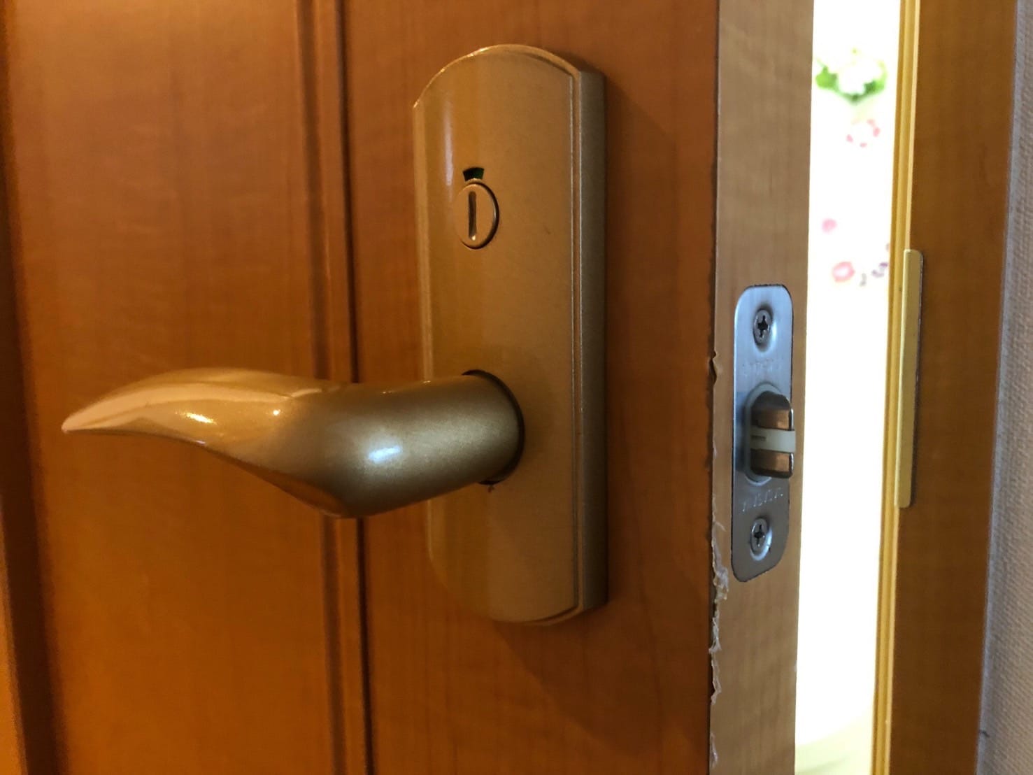 少し開いたトイレのドア