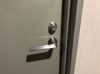 MIWAの1ロックレバーハンドル錠が付いた扉。こちらの扉の鍵を交換します