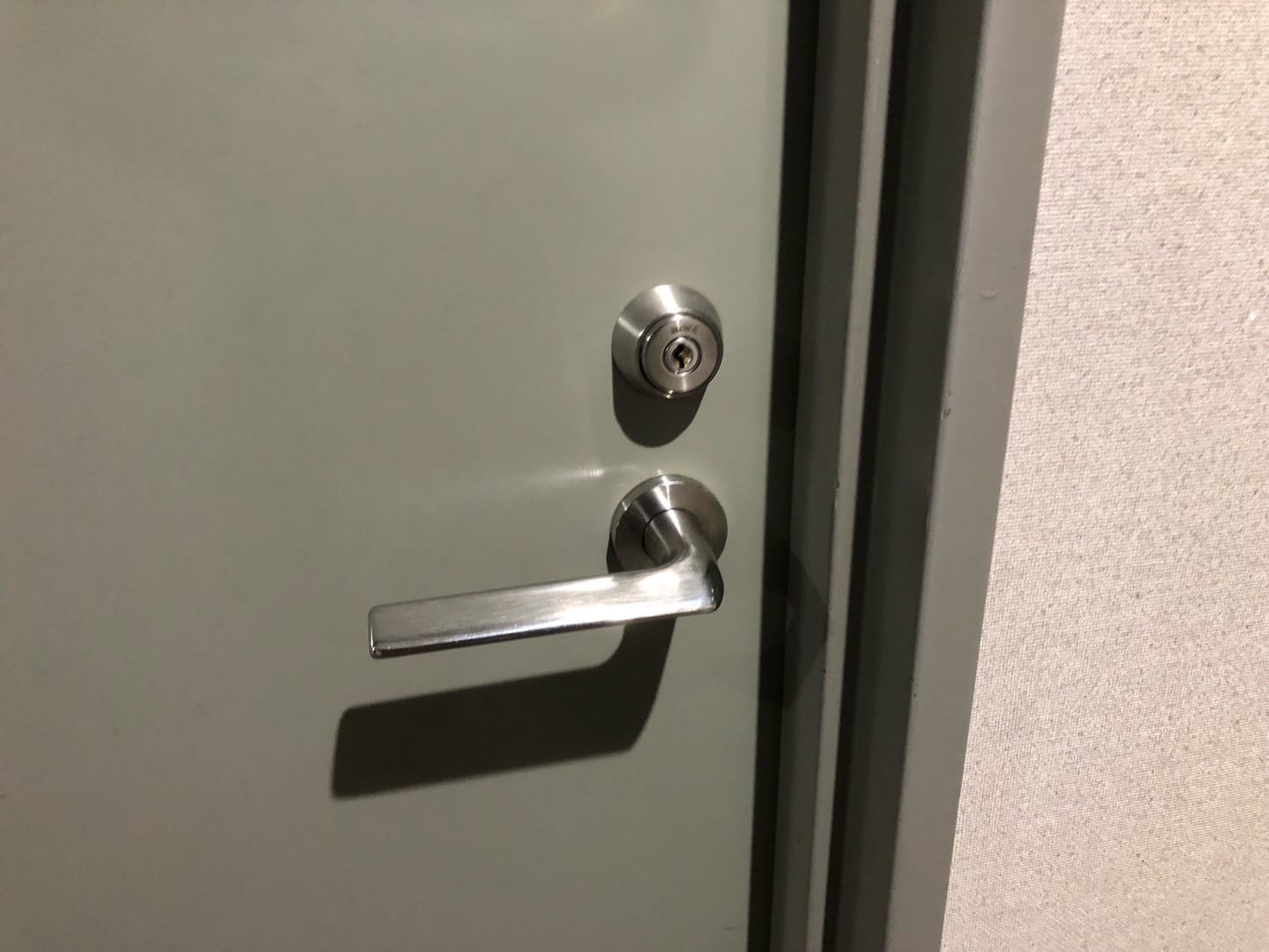 MIWAの1ロックレバーハンドル錠が付いた扉。こちらの扉の鍵を交換します