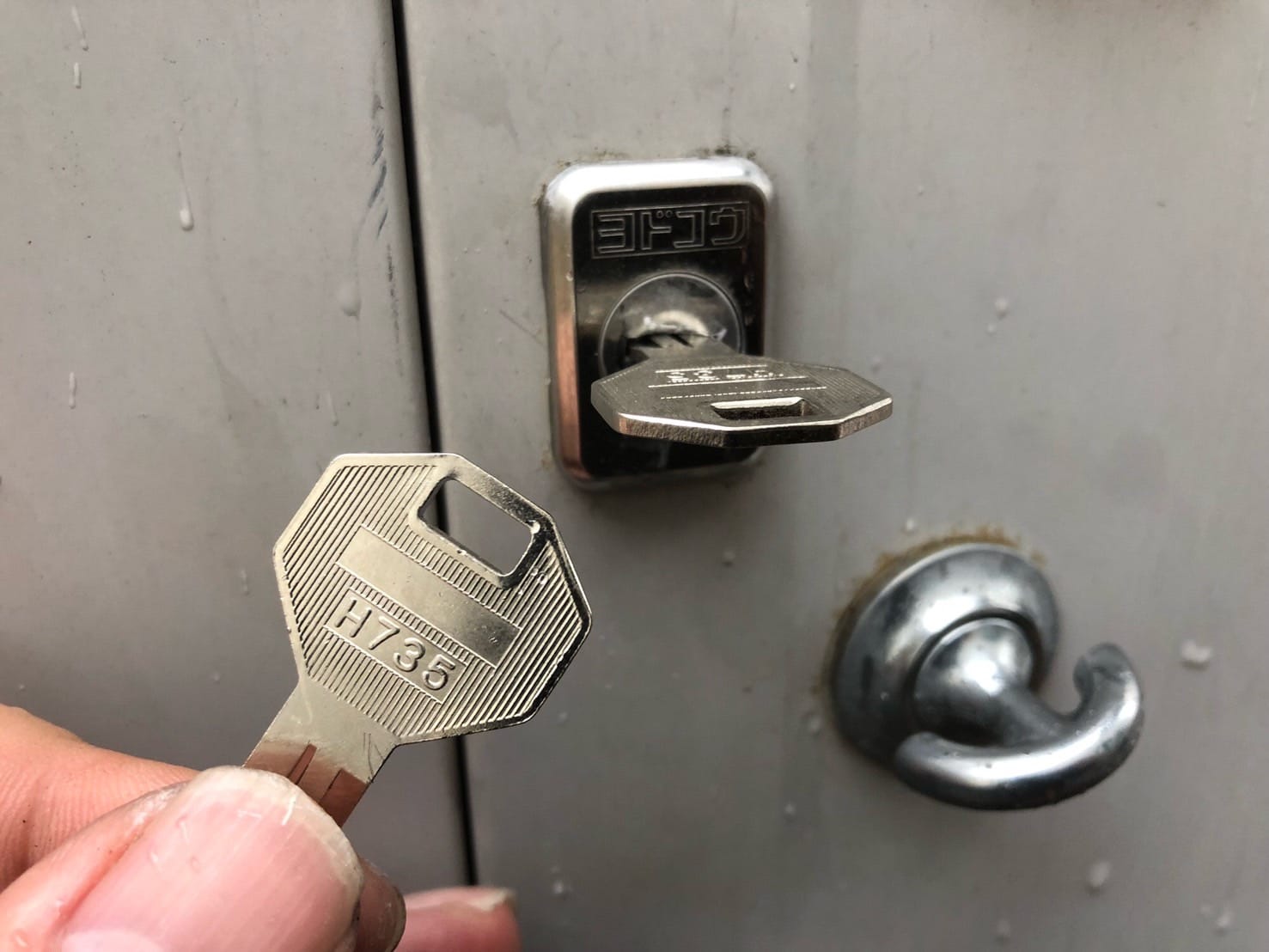2本の鍵を作製。1本は鍵穴に、もう1本は手に持っている