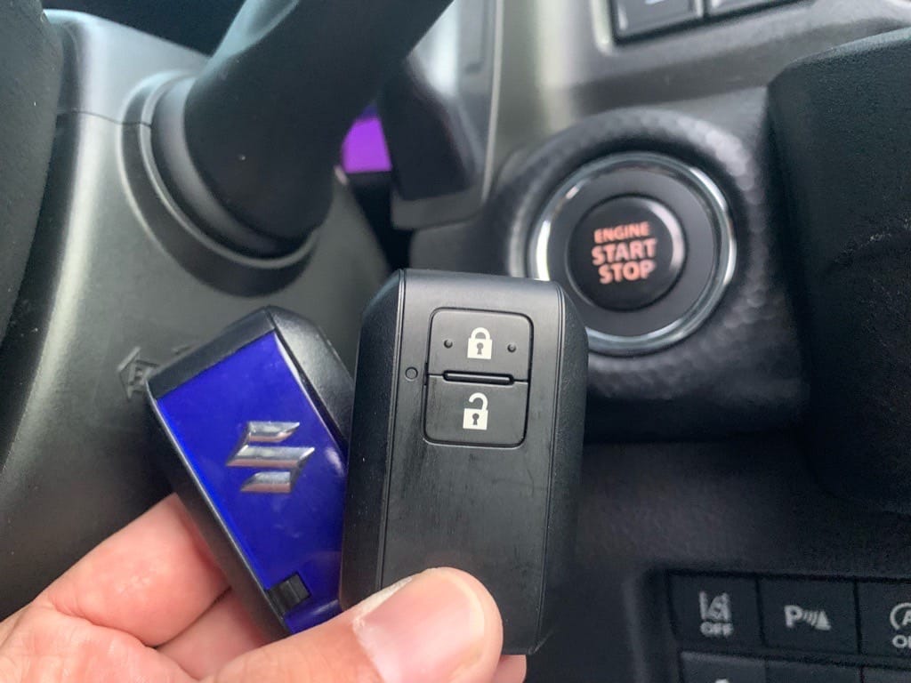 登録したスズキハスラーのスマートキー2個をスタートボタンの前で持っている