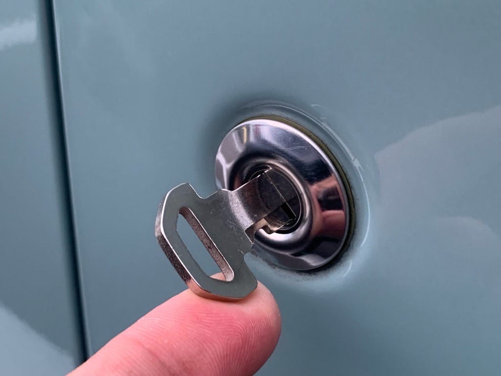 作製したスズキハスラーのメカニカルキーをドアシリンダーに挿している