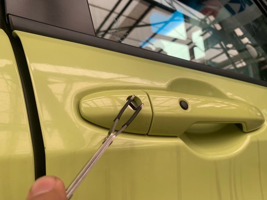 フリードの運転席ドアシリンダーをピッキングする様子