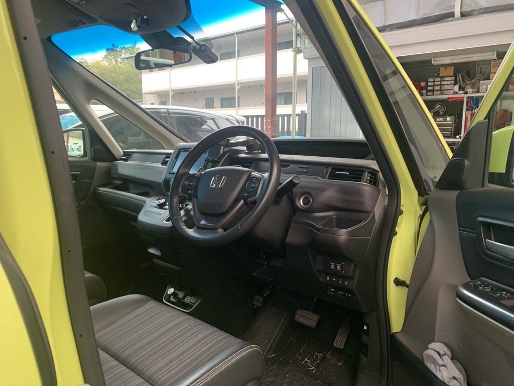 フリードの運転席ドアが開きました