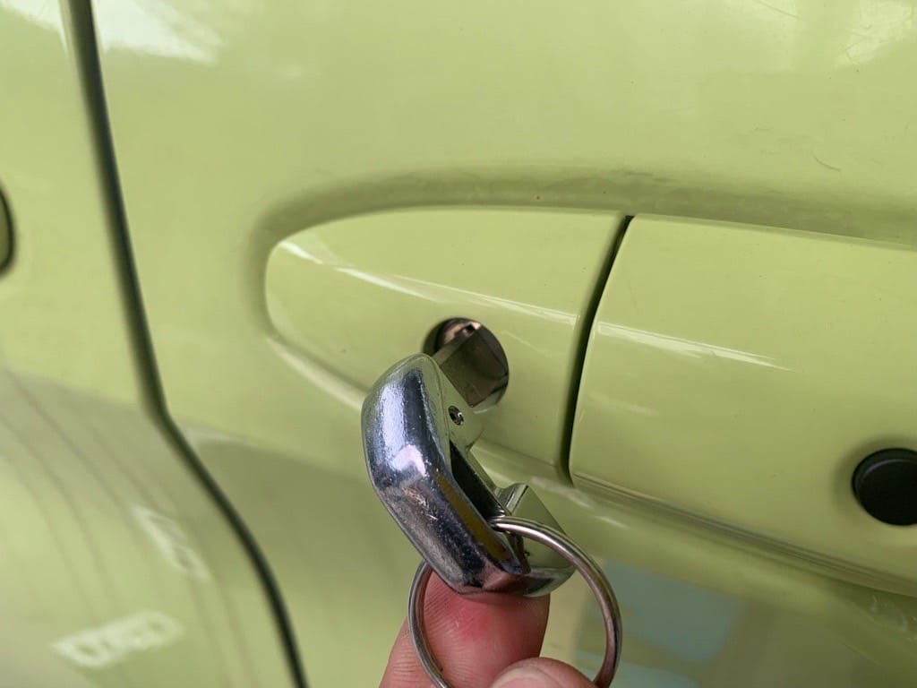 メカニカルキーでピッキングしたドアシリンダーに不具合がないか確認