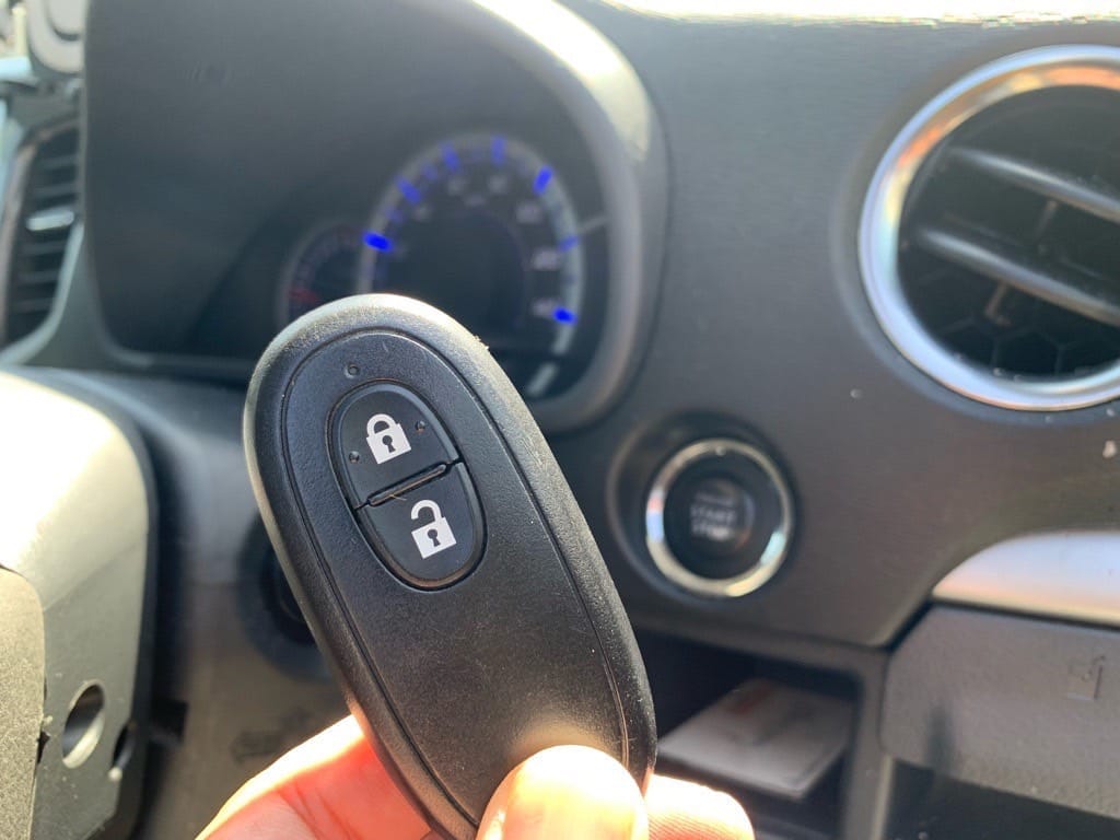 登録が完了したスズキワゴンRのスマートキーを持っている