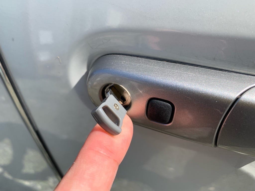 作製したスズキワゴンRのメカニカルキーを運転席ドアシリンダーにさしている