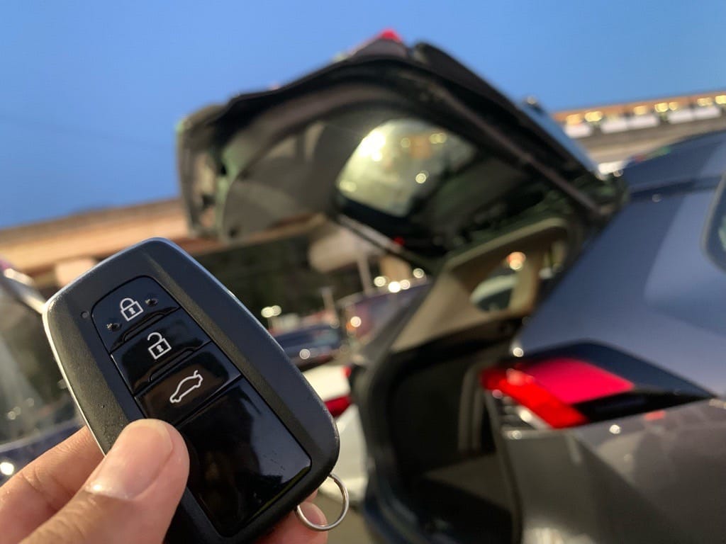 登録したスマートキーでトヨタRAV4のバックドアを開ける