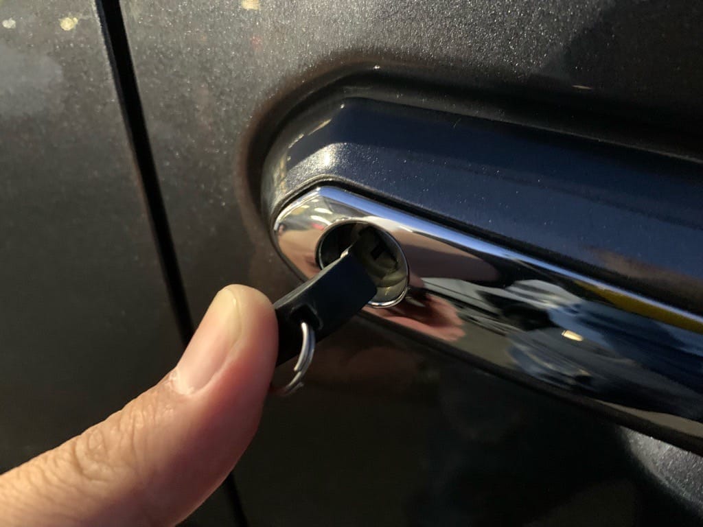 作製したトヨタRAV4のドアキーをドアシリンダーに挿している