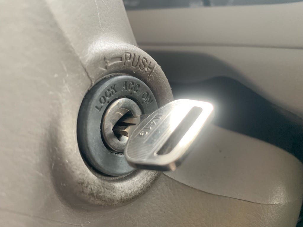 作製したトヨタダイナの鍵をシリンダーに挿している