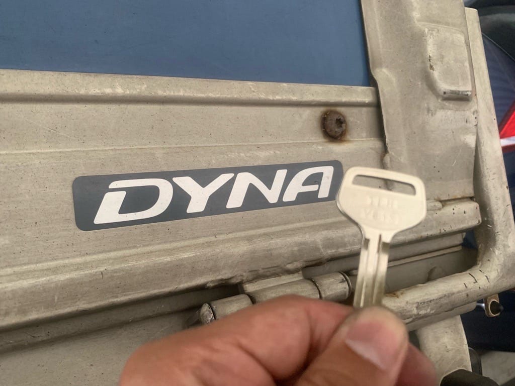 作製したトヨタダイナの鉄キーを手に持っている