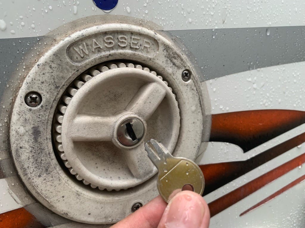 トヨタグランドハイエースの給油口の鍵穴の中で折れて先端部分がなくなった鍵