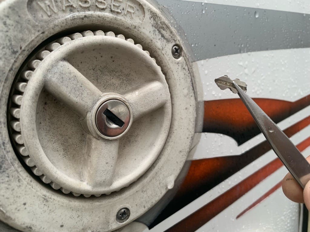 給油口の鍵穴から折れた鍵の破片を除去