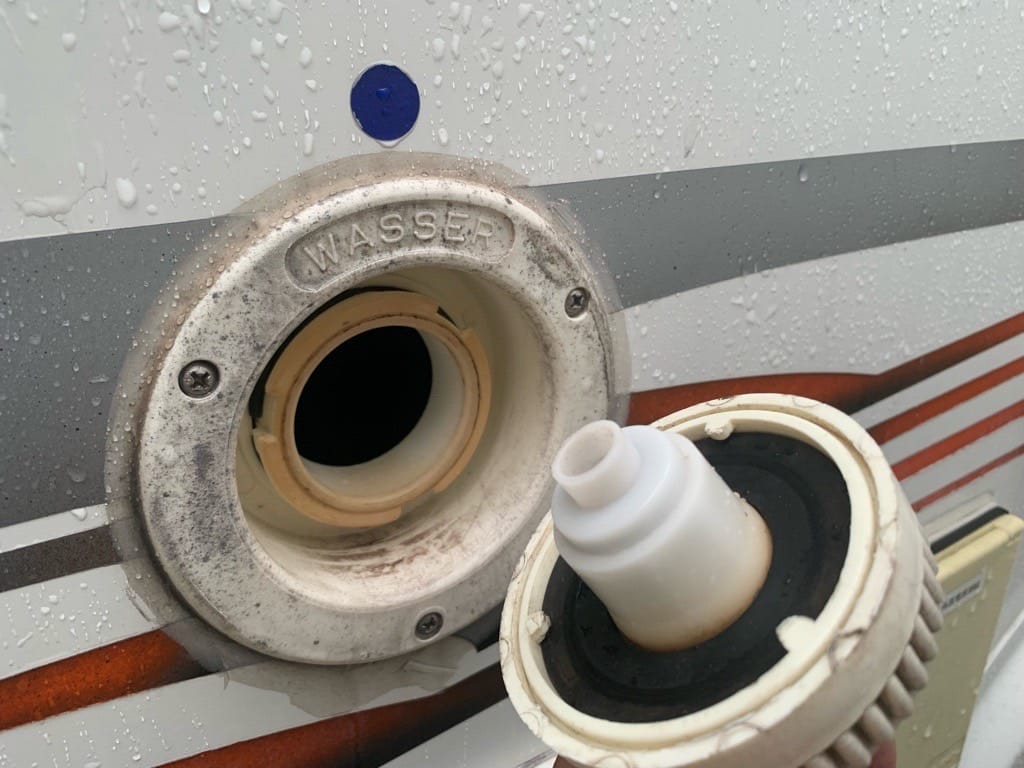 トヨタグランドハイエースの給油口の解錠に成功