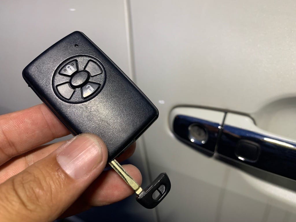 登録が完了したトヨタマークXジオのスマートキーに作製したメカニカルキーを収納