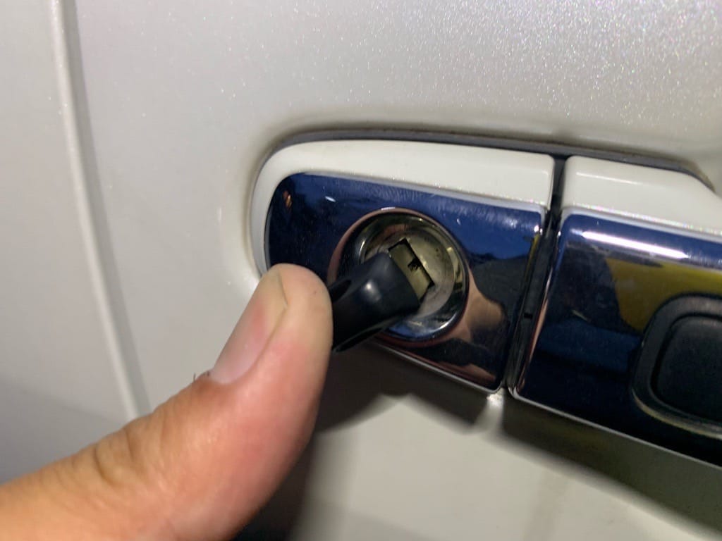 作製したトヨタマークXジオのメカニカルキーをドアシリンダーに挿している