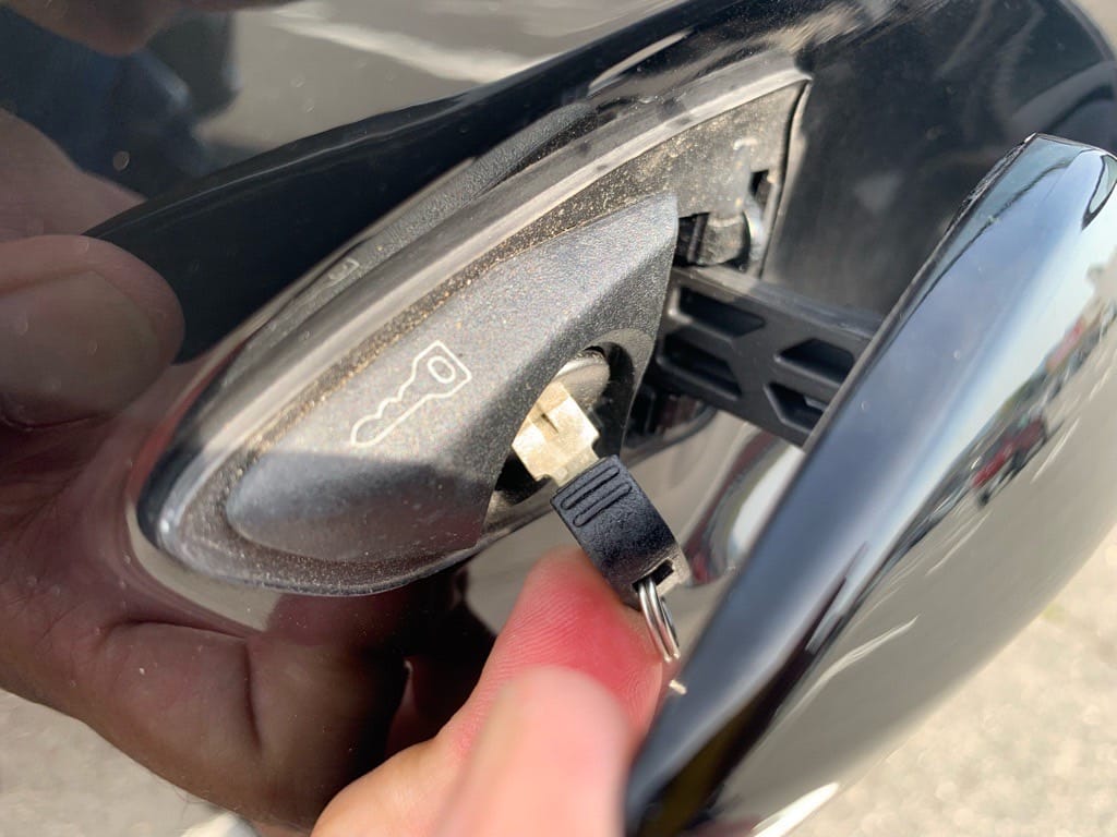 作製したレクサスのメカニカルキーをドアシリンダーに挿している