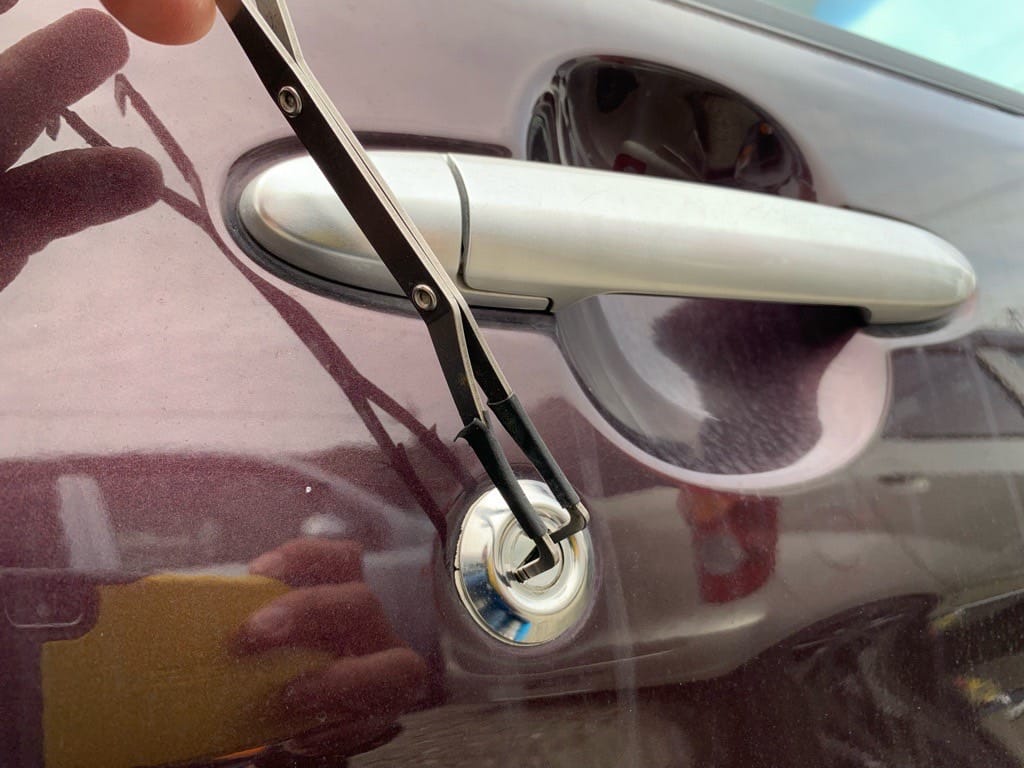 ダイハツタントの運転席ドアシリンダーをピッキング