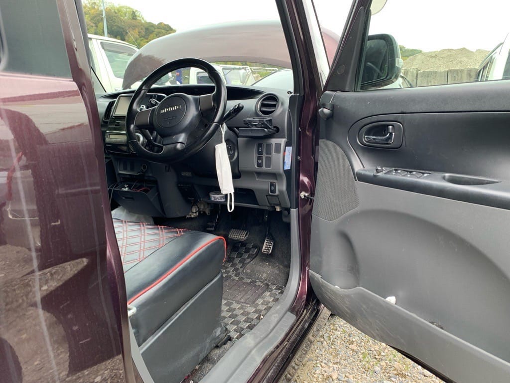 ダイハツタントの運転席ドアが開いている