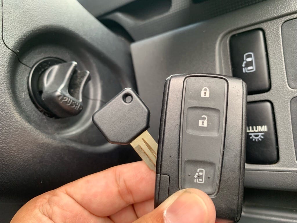 新たに作製したダイハツタントのキーフリーリモコンを手に持っている