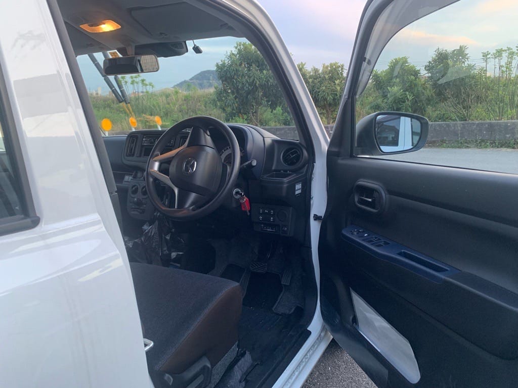 マツダキャロルの運転席ドアが開いている