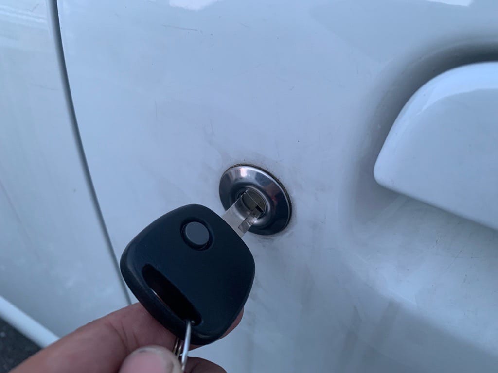 マツダキャロルのドアシリンダーに鍵を挿している