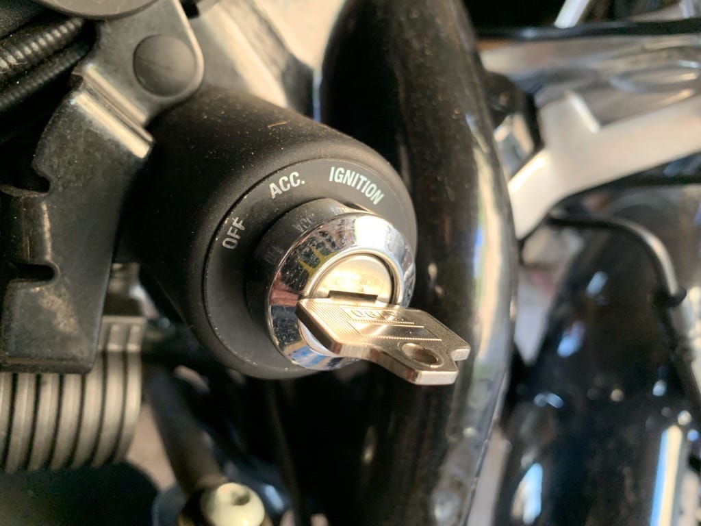 ハーレーダビッドソンのイグニッションシリンダーに作製した鍵をさしている